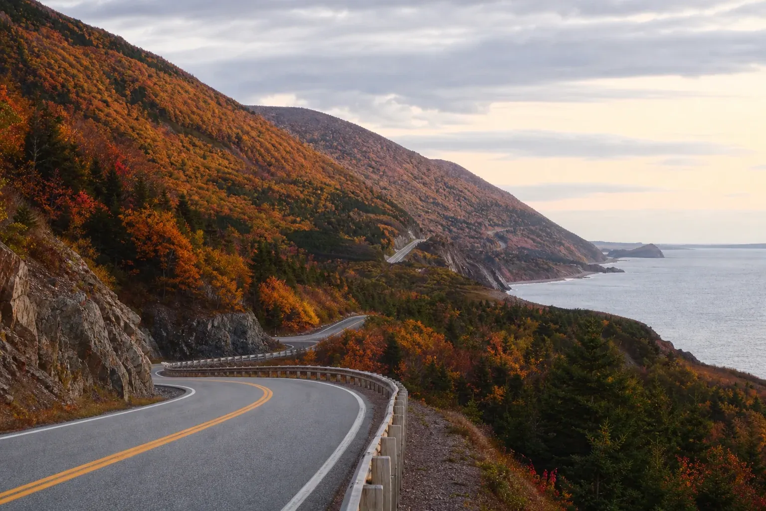 Küstenstraße Cabot Trail in Nova Scotia im Indian Summer