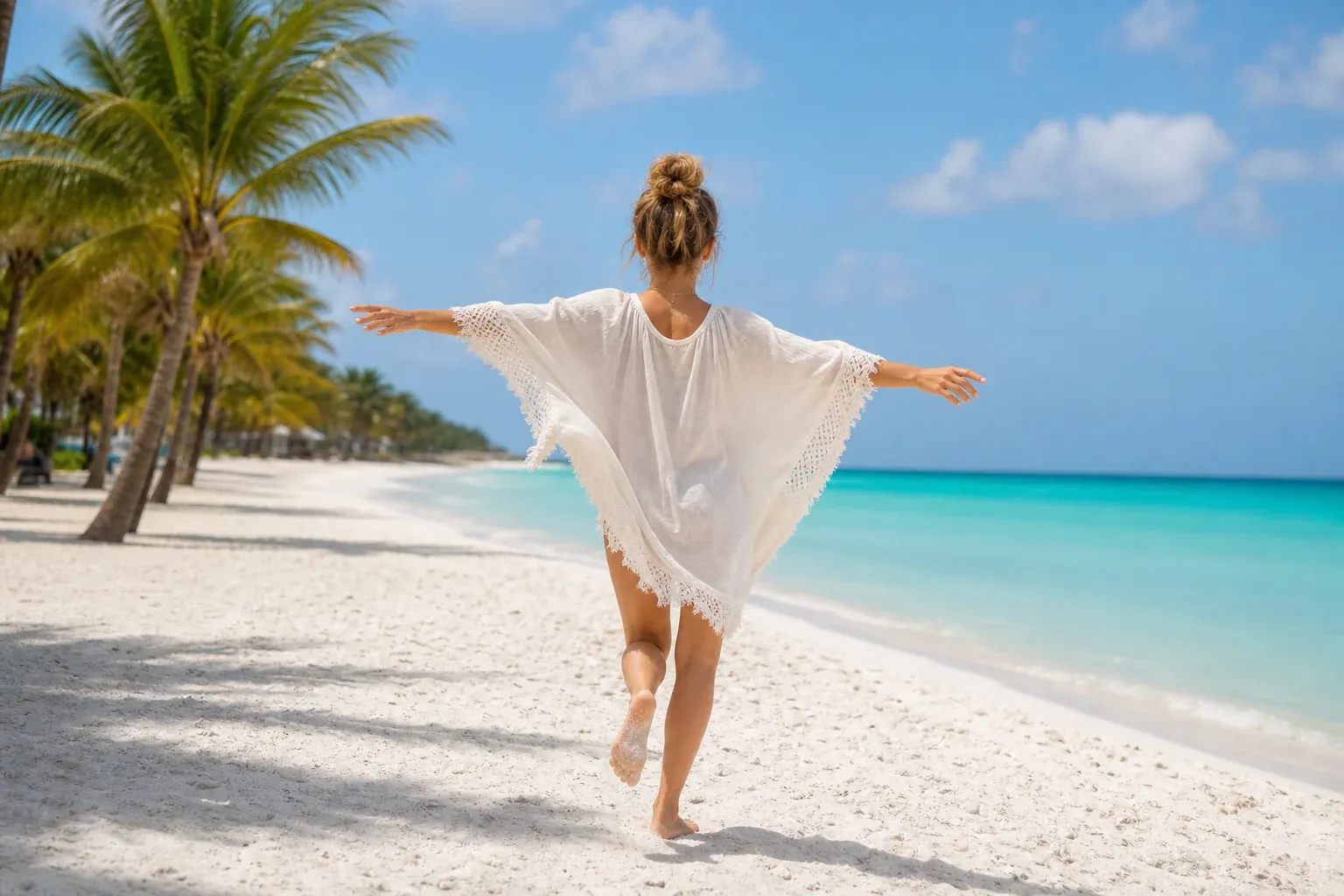 Weißer Sandstrand mit Palmen und türkisblauem Wasser am Eagle Beach auf Aruba
