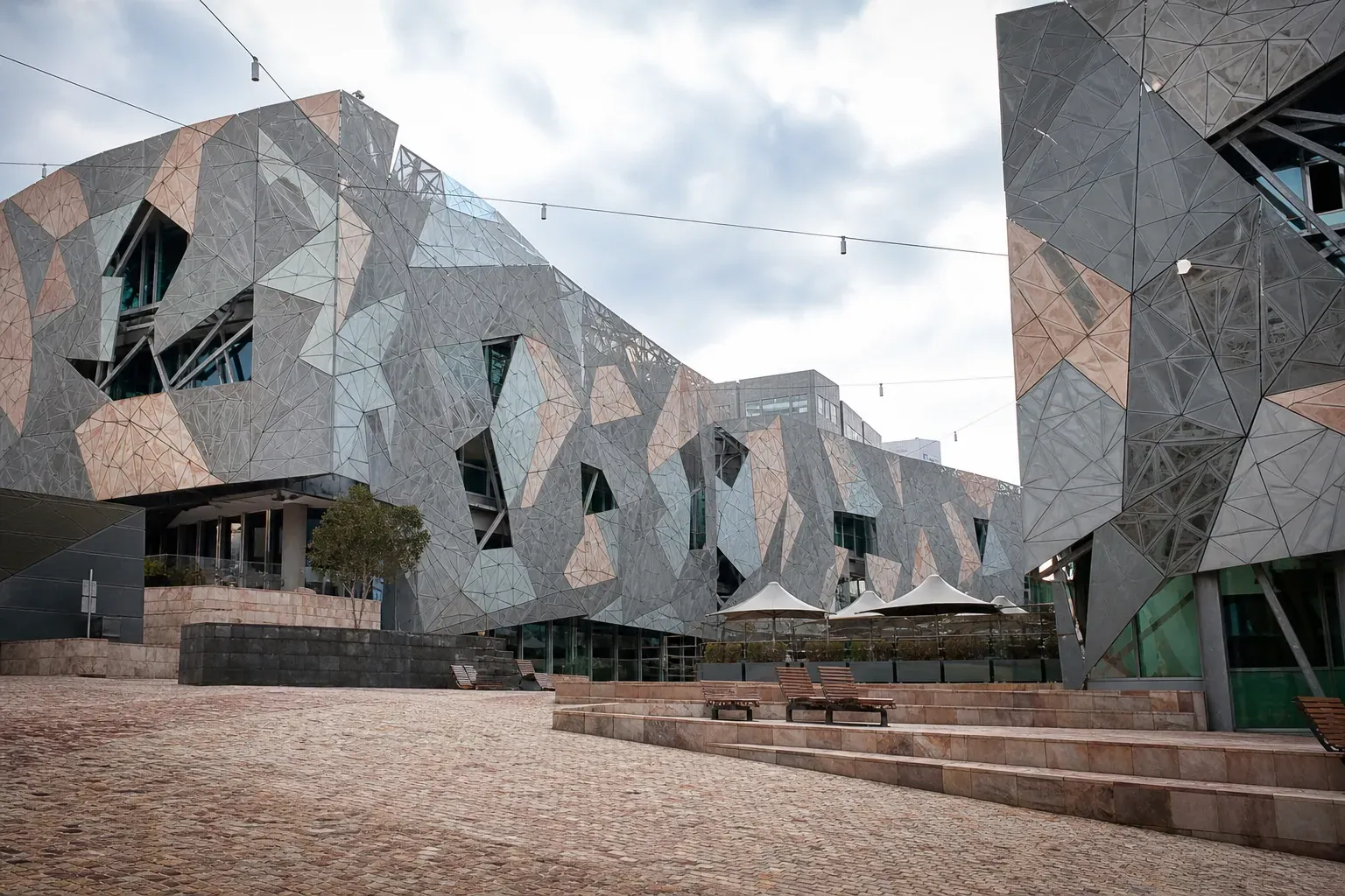 Federation Square, eine der bekanntesten Sehenswürdigkeiten Melbournes, mit schiefwinkliger Architektur