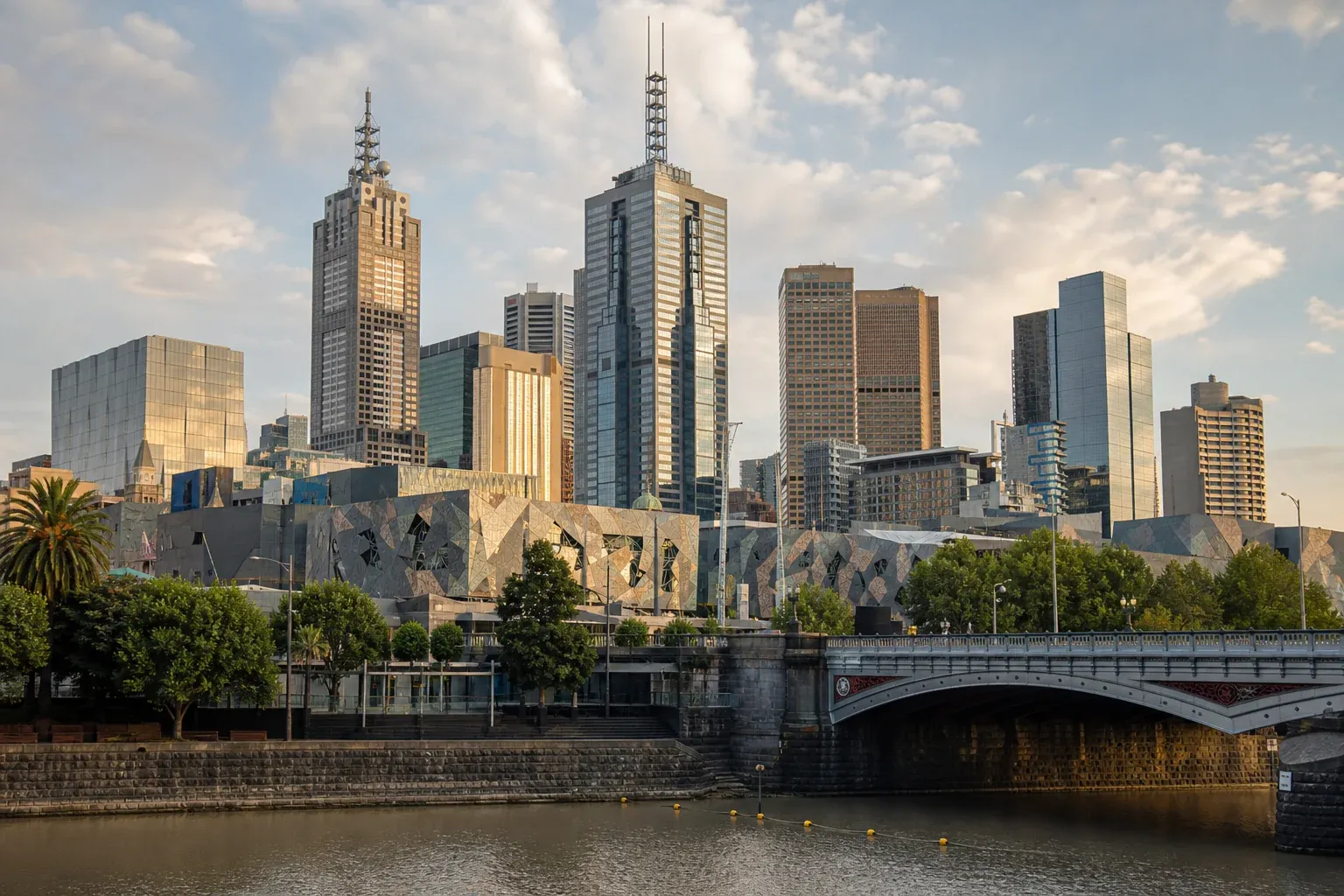 Blick über den Yarra River auf die Skyline von Melbourne mit Federation Square