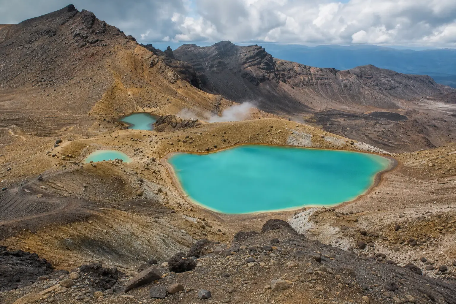 Vulkanische Landschaft mit türkisfarbenen Seen im Tongariro-Nationalpark, Neuseeland