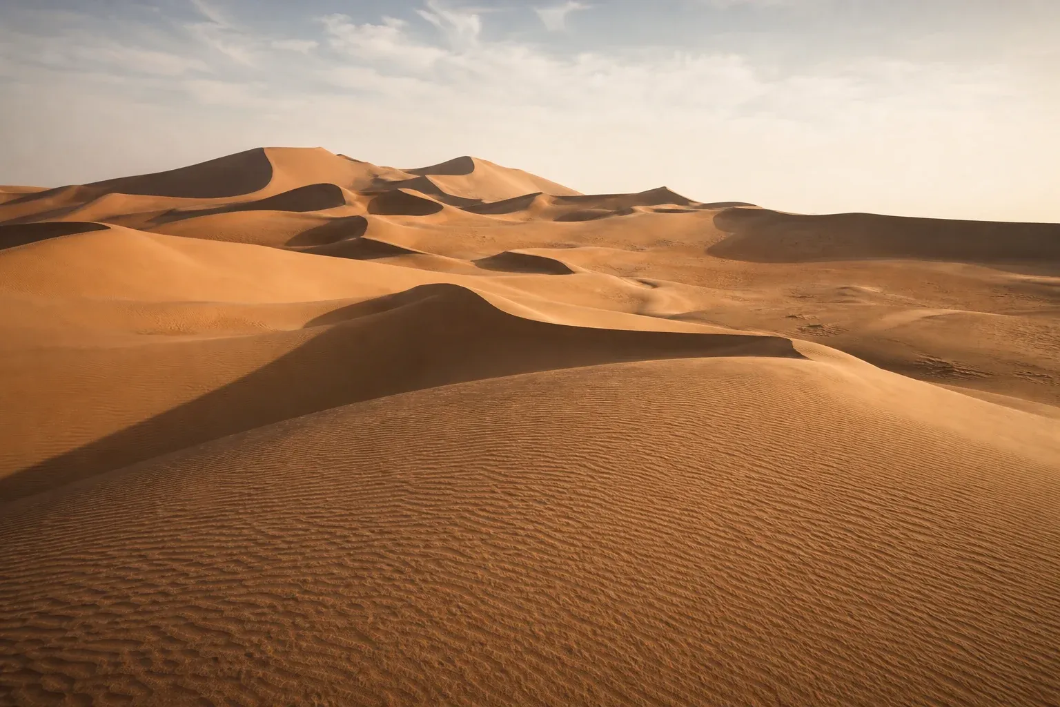 Weite, unberührte Dünenlandschaft im saudi-arabischen Teil der größten Sandwüste der Welt